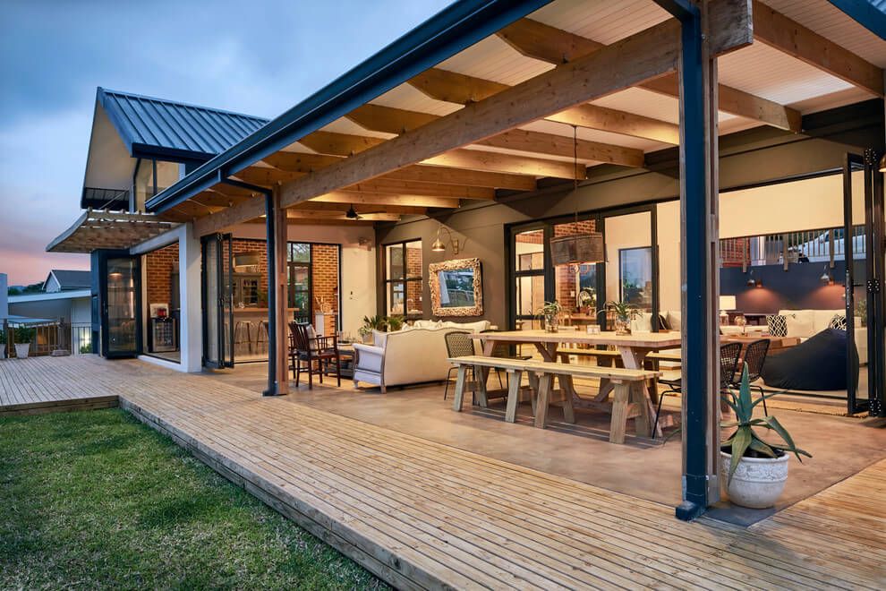 Overdekt terras met houten balken en eettafel